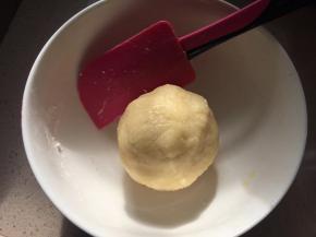 最后轻揉成光滑面团，放入冰箱冷藏半小时