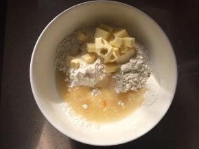 蒸南瓜流出的水、室温软化的黄油、白砂糖一起搅拌成絮状