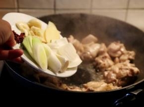 煎炒到见油不见水的时候下香料（大葱、大蒜头、生姜和花椒）。
