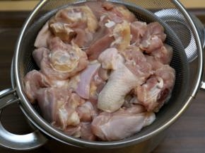 小鸡清洗干净切大块，晾干水分。