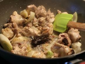 炒出香料的香味时加黄豆酱炒匀。