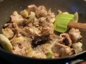 炒出香料的香味时加黄豆酱炒匀。