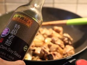 再加入酱油。