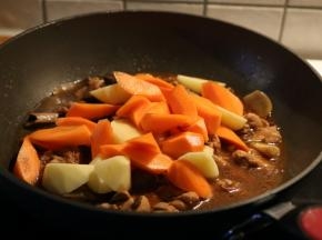 鸡已经炖了约20分钟，下胡萝卜和土豆块，调大火煮开，再转中小火，继续炖3-5分钟。
