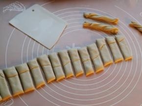 折叠起来，切成若干小条，饧上15分钟。
