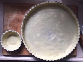 多余出的面团可再做一个小的蛋挞模具