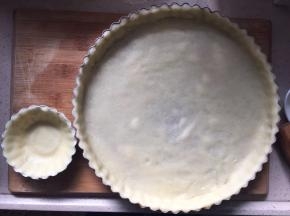 多余出的面团可再做一个小的蛋挞模具