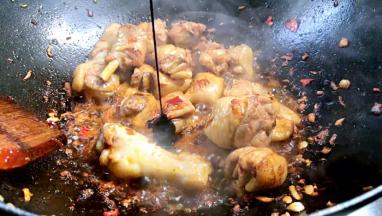 加入酱油炒至上色