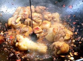 加入酱油炒至上色
