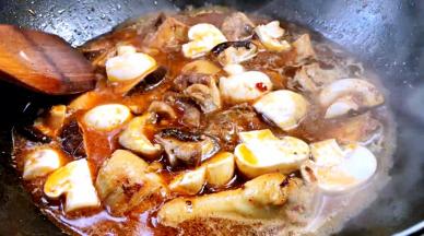 加入适量清水、香菇、口蘑，大火烧开