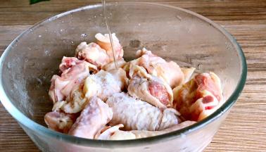 再次洗净沥水后加入盐、料酒，拌匀腌制半小时