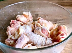 再次洗净沥水后加入盐、料酒，拌匀腌制半小时