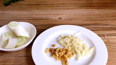 葱洗净切段，姜洗净切末，蒜去皮切末备用