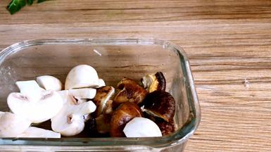 将香菇和口蘑洗净，切成块备用