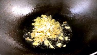 锅烧热油，爆香姜、蒜末