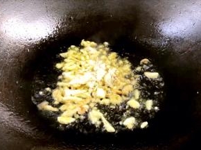 锅烧热油，爆香姜、蒜末