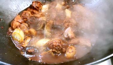 加入五香粉、味精，大火收汁即可