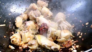 加入豆瓣酱，炒出红油，拌匀