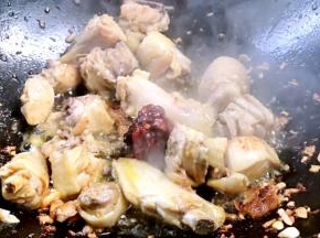 加入豆瓣酱，炒出红油，拌匀