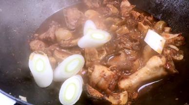 加入葱段，炒匀