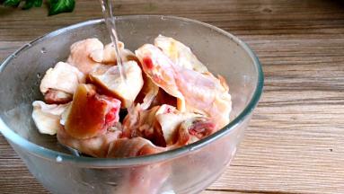 将鸡洗净砍成块，用清水浸泡半小时至出血水