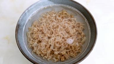 扇贝肉用温水寖泡，淘洗几遍。