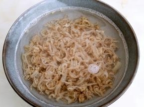 扇贝肉用温水寖泡，淘洗几遍。