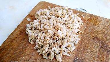 控一下水分，剁碎。