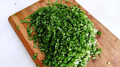 韭菜摘洗干净切碎。