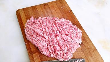 猪肉剁成肉糜。