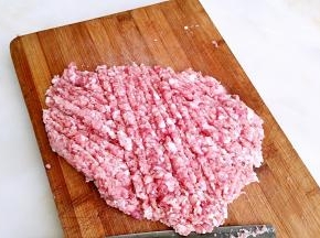猪肉剁成肉糜。