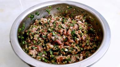 搅拌至均匀成陷。