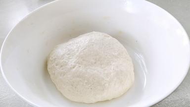 面粉中加入1克盐，发酵粉3克，砂糖3克混合，温水适量揉成软硬适中的面团，面团的表面抹上一层油，盖上保鲜膜醒发一会。