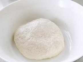 面粉中加入1克盐，发酵粉3克，砂糖3克混合，温水适量揉成软硬适中的面团，面团的表面抹上一层油，盖上保鲜膜醒发一会。