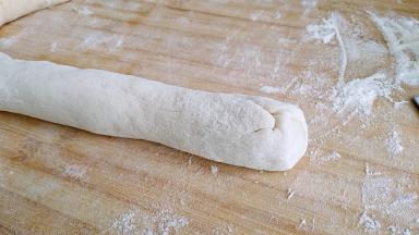 取出面团排气，搓成长条。