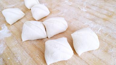 切成等量大小的剂子。