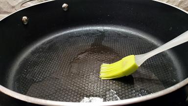 煎锅中刷一层油。