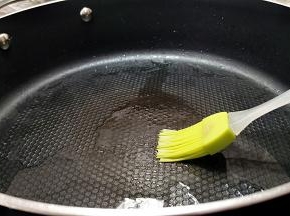 煎锅中刷一层油。