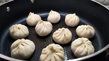 摆放包子，盖上锅盖，开启小火烧热锅底，然后断火。这是进行发酵10分钟。