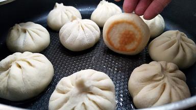 煎至底部成金黄色。