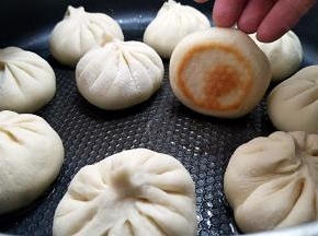 煎至底部成金黄色。