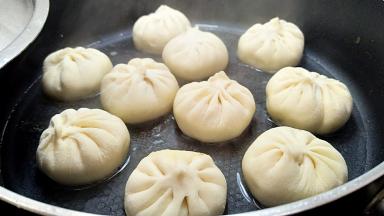 倒入清水，水量刚好覆盖锅底就可以，盖上锅盖小火煎。