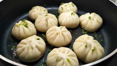 煎至水分收干，撒上适量香葱碎即可出锅。