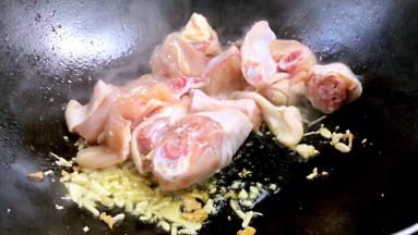 加入鸡肉块煸炒出香味