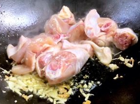 加入鸡肉块煸炒出香味