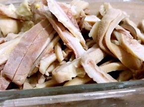 将猪肚洗净后切成条备用（猪肚用面粉搓揉抓里外两面，再用清水洗净，然后放入锅中煮至变色，捞出放凉水中，用刀刮去表皮的污渍和浮油，再冲洗干净）