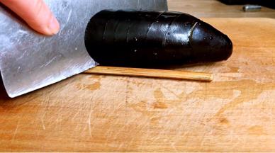 斜刀切成片，留1厘米不切断（可以放双筷子在茄子的两边就不会切断了）