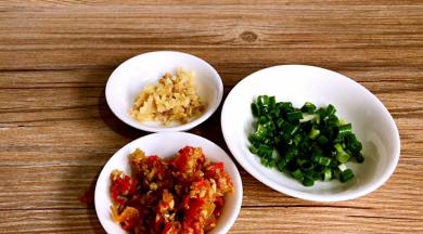 姜洗净切末，葱洗净切末，蒜蓉剁椒备用