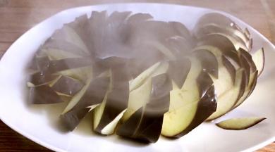 将蒸好的茄子端出锅