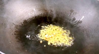 热锅给油，爆香姜末